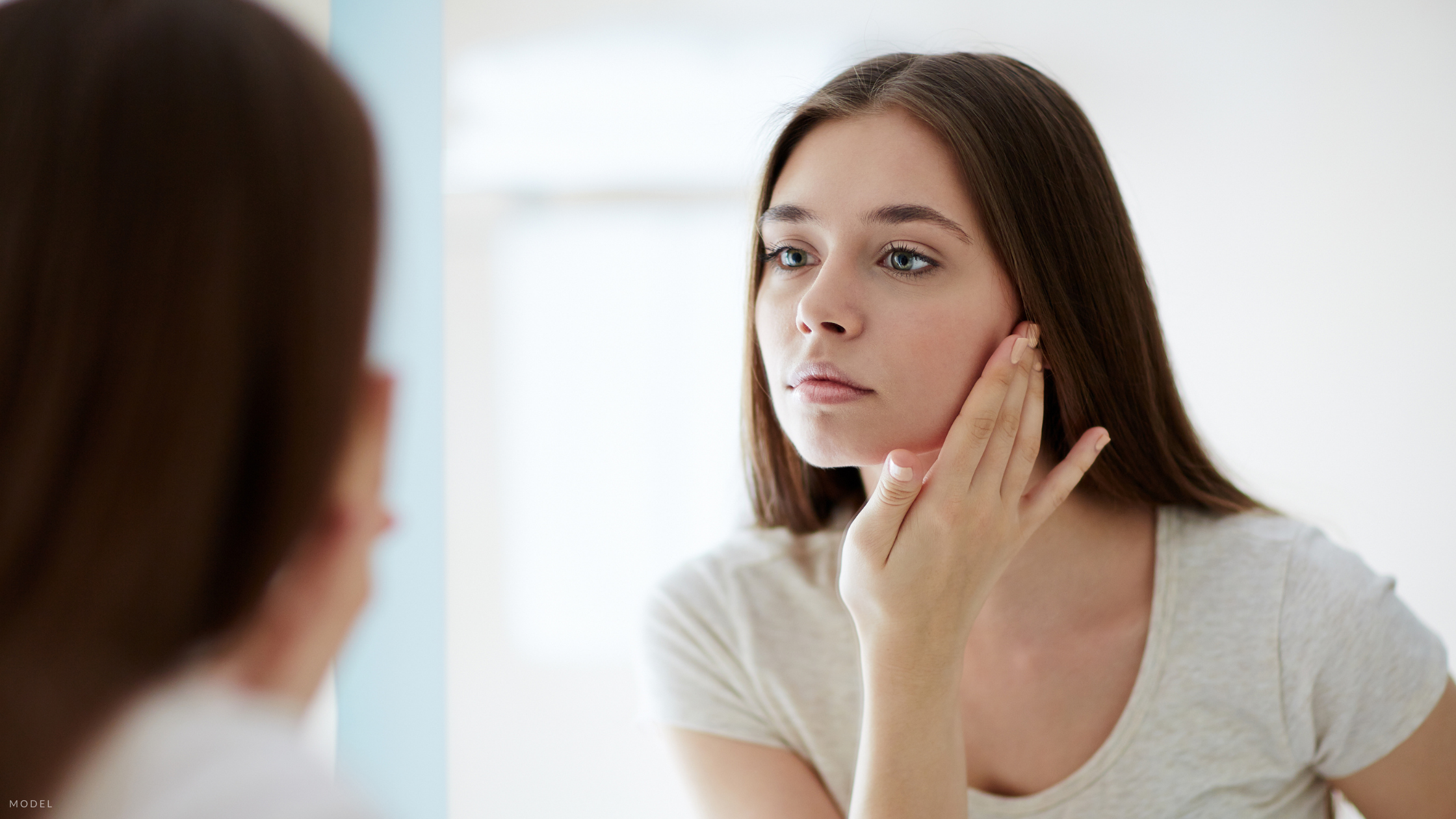 I look at the face. Решительное лицо. Проблемы со здоровьем. Трогает лицо. Рука лицо